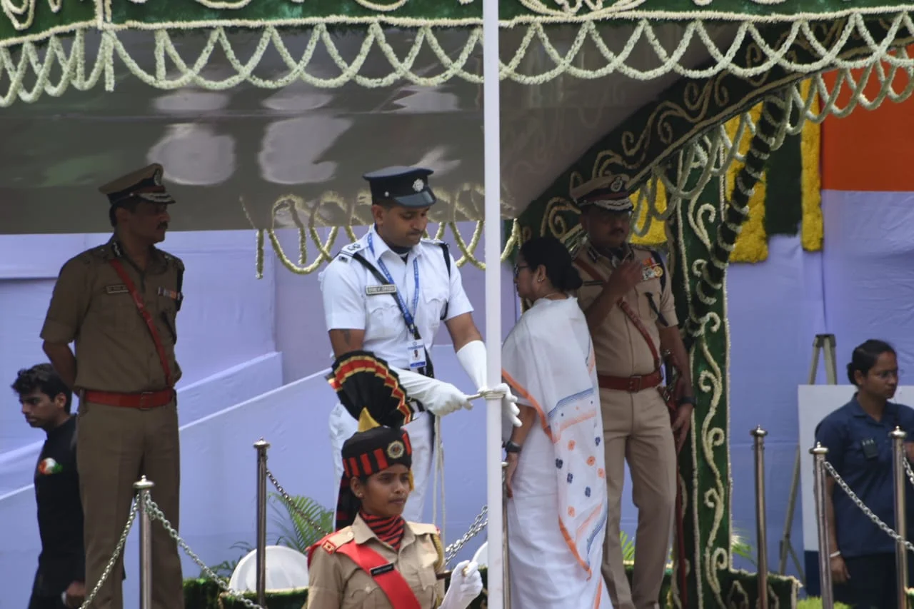 কলকাতার রেড রোডে ৭৭ তম স্বাধীনতা দিবসে পতাকা উত্তোলন করলেন মুখ্যমন্ত্রী মমতা বন্দ্যোপাধ্যায়