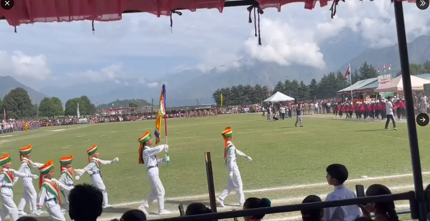 জম্মু-কাশ্মীরে পালিত হল স্বাধীনতা দিবস, তেরঙ্গা হাতে আজ এক নয়া বার্তা দিল উপত্যকার মানুষ