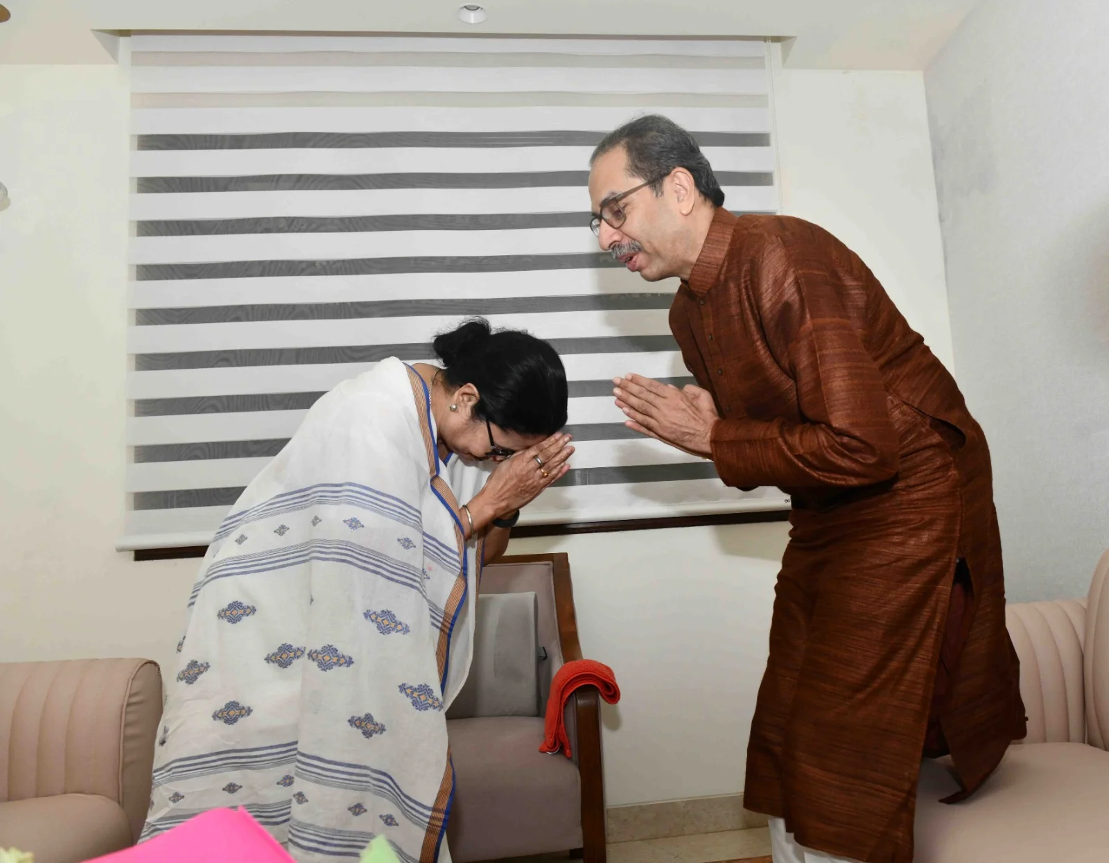 Breaking: মুম্বইতে বিগ বি অমিতাভ বচ্চনের হাতে রাখী পরালেন মমতা