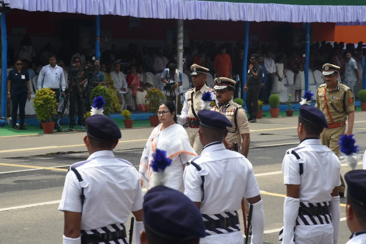 কলকাতার রেড রোডে ৭৭ তম স্বাধীনতা দিবসে পতাকা উত্তোলন করলেন মুখ্যমন্ত্রী মমতা বন্দ্যোপাধ্যায়