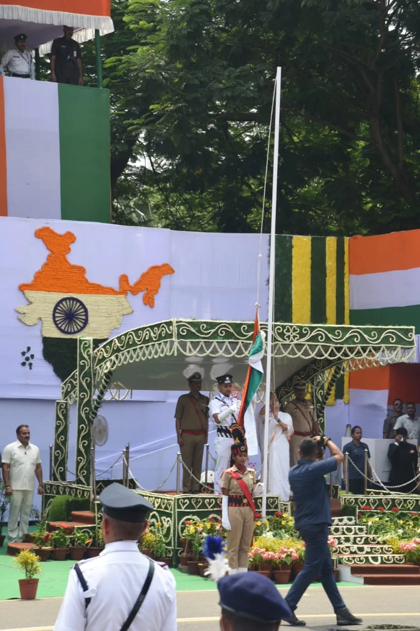 কলকাতার রেড রোডে ৭৭ তম স্বাধীনতা দিবসে পতাকা উত্তোলন করলেন মুখ্যমন্ত্রী মমতা বন্দ্যোপাধ্যায়
