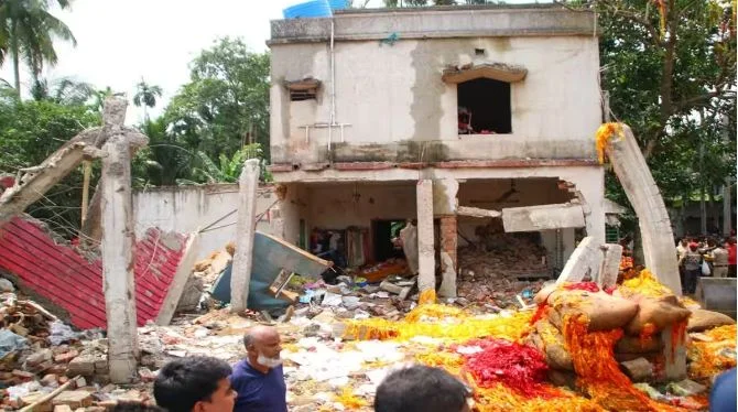 দত্তপুকুরে বেআইনি বাজি কারখানায় ভয়াবহ বিস্ফোরণ, মৃত্যু ৭