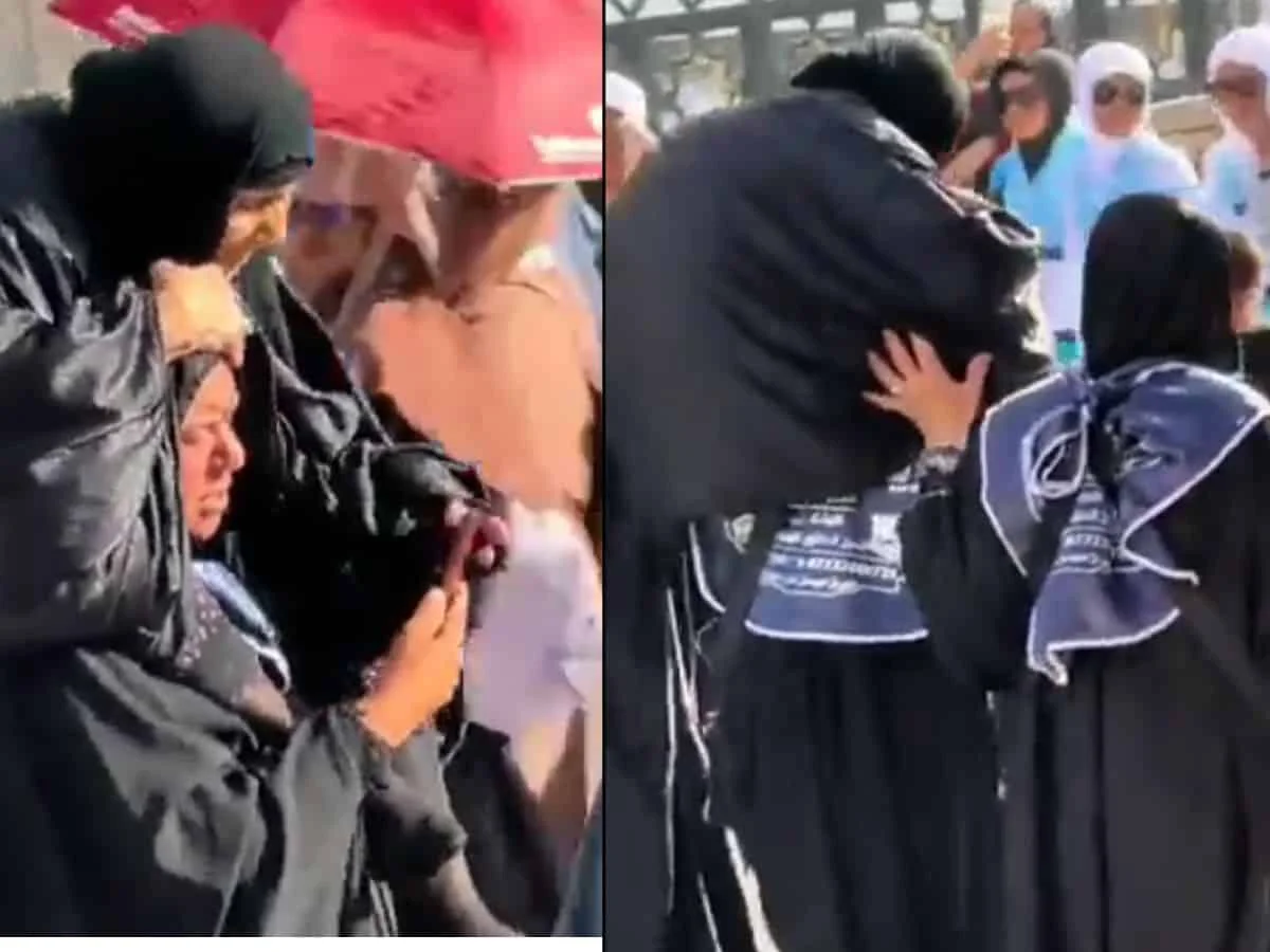 মাকে কাঁধে নিয়ে পবিত্র উমরাহ পালন নারীর