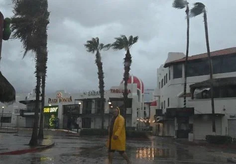 হারিকেন ‘হিলারি’র আঘাত আমেরিকায়