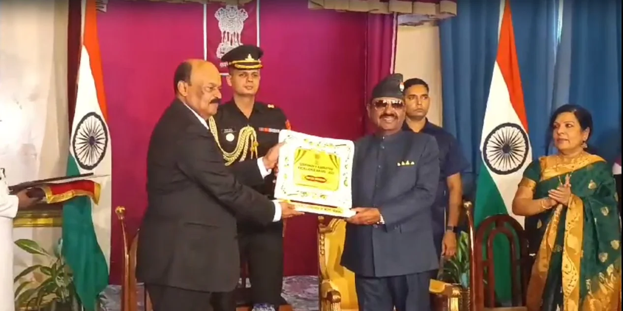 রাজভবনে রাজ্যপাল সি ভি আনন্দ বোস কর্মযোগী পুরস্কার দিলেন প্রাক্তন সিকিমের ডিজি সি এম রবীন্দ্রন-কে