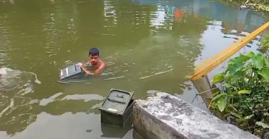 জয়নগর বিধানসভা: বটতলায় পুকুর থেকে উদ্ধার ৪টি ব্যালট বাক্স সহ পেপার