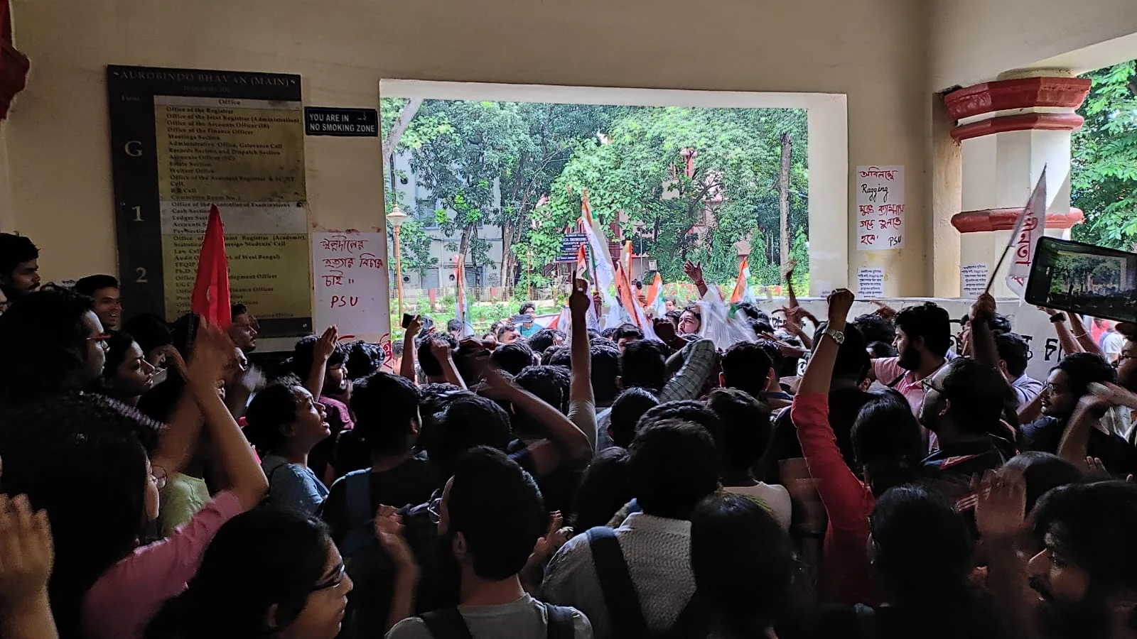 যাদবপুরে তৃণমূল ছাত্র পরিষদ ও বাম ছাত্র সংগঠনগুলির কর্মসূচি ঘিরে উত্তেজনা, ধস্তাধস্তিতে অসুস্থ বহু কর্মী