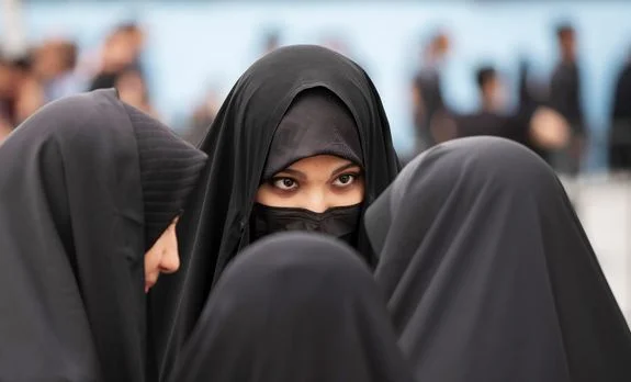 হিজাব নিয়ে আরও কড়া ইরান, এবার হিজাবে নজর রাখবে এ আই