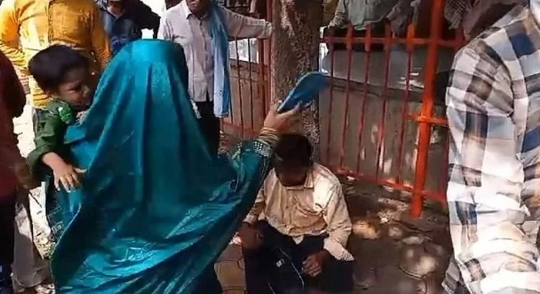 স্তন্যপান করানোর সময় যুবকের অশ্লীল অঙ্গভঙ্গি, জুতে খুলে মার মায়ের.........ভাইরাল ভিডিয়ো