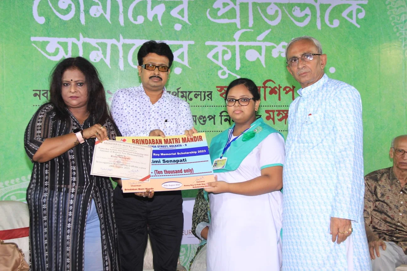 পিছিয়ে পড়া ছাত্র-ছাত্রীদের স্কলারশিপ প্রদান