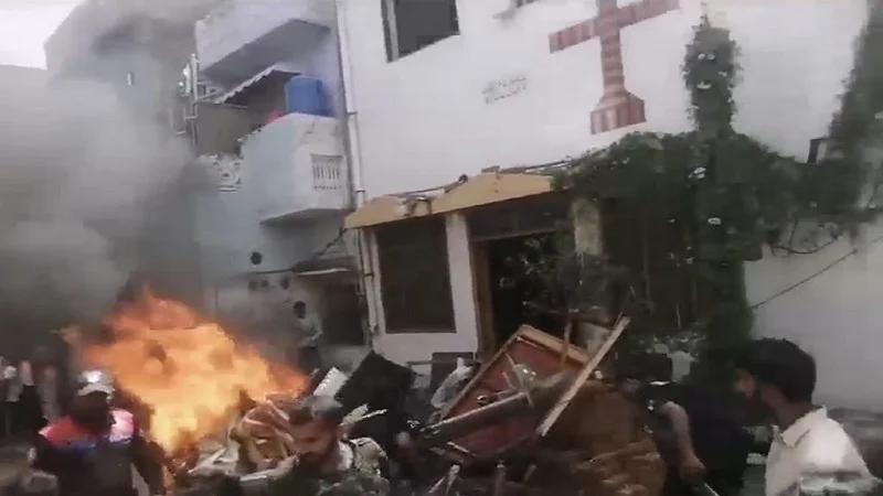 পাকিস্তানে কুরআন অবমাননার পর পাঁচ চার্চে হামলা, গ্রেফতার শতাধিক