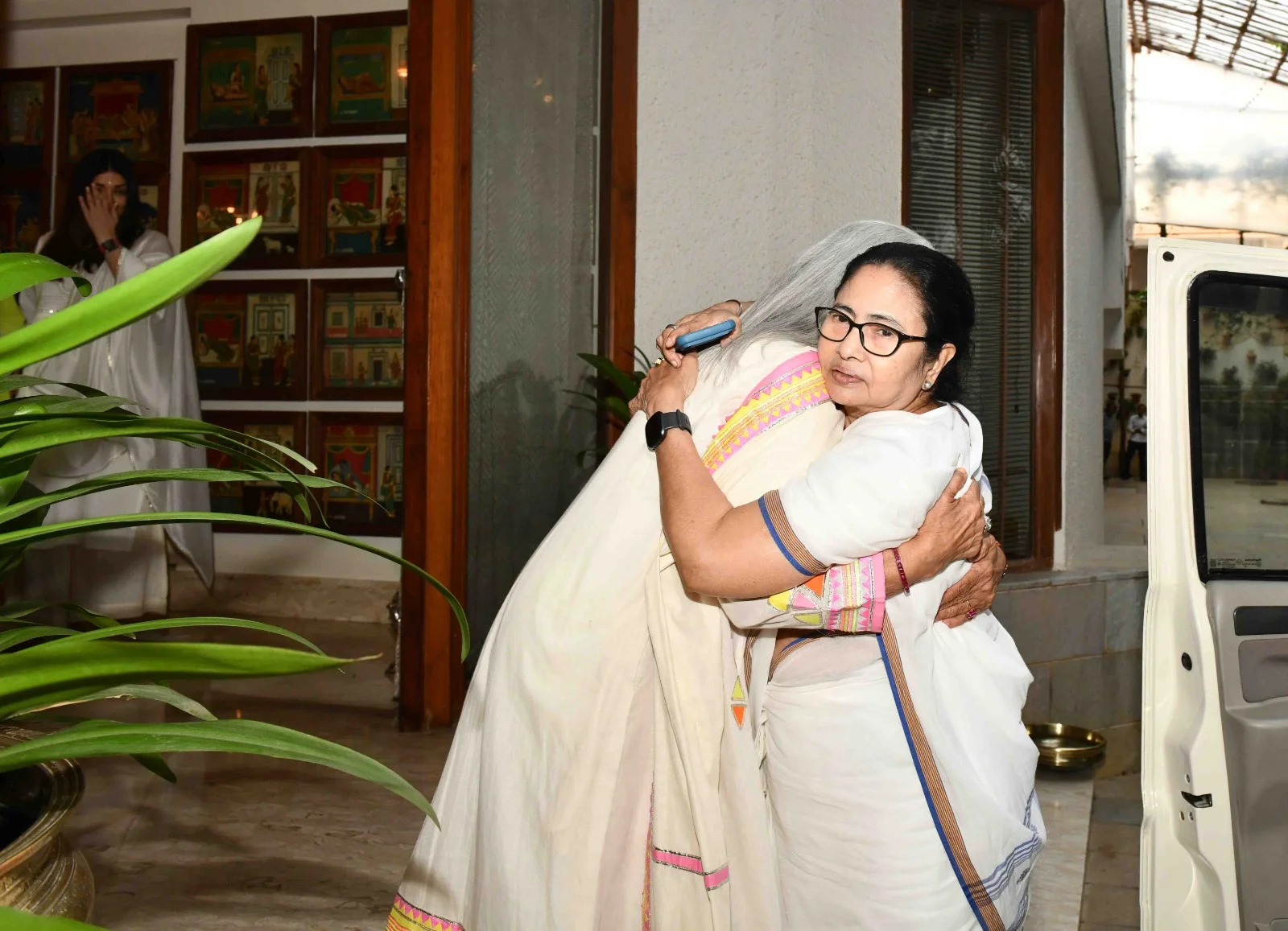 Breaking: মুম্বইতে বিগ বি অমিতাভ বচ্চনের হাতে রাখী পরালেন মমতা