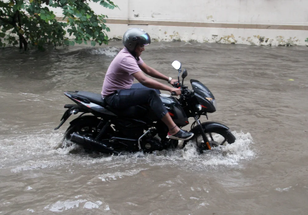 প্রবল বৃষ্টিতে জলমগ্ন কলকাতা, তীব্র যানজট
