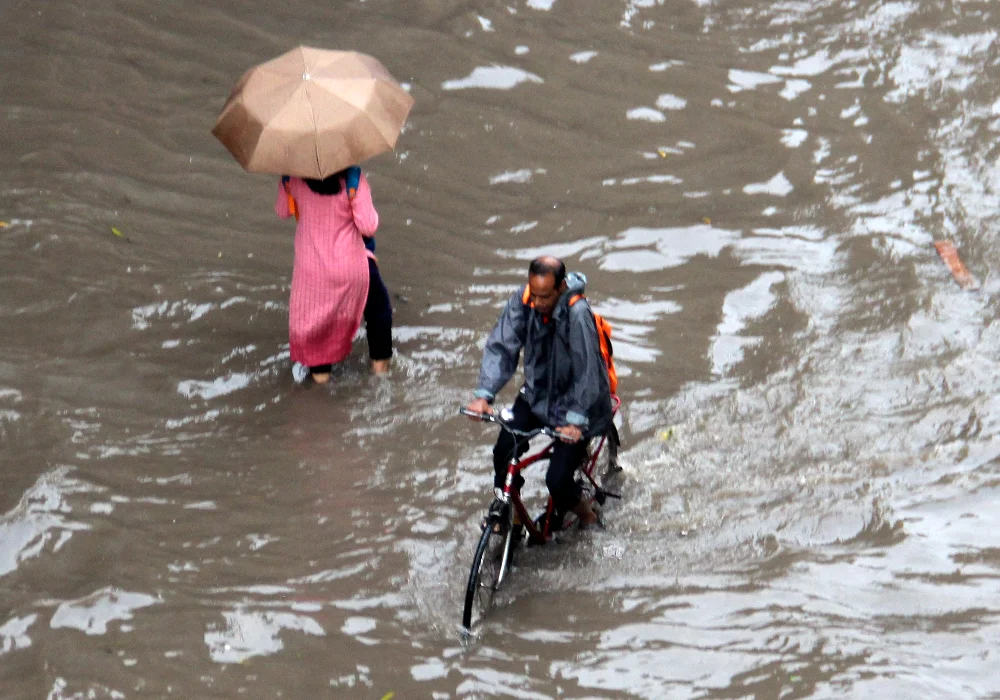 প্রবল বৃষ্টিতে জলমগ্ন কলকাতা, তীব্র যানজট
