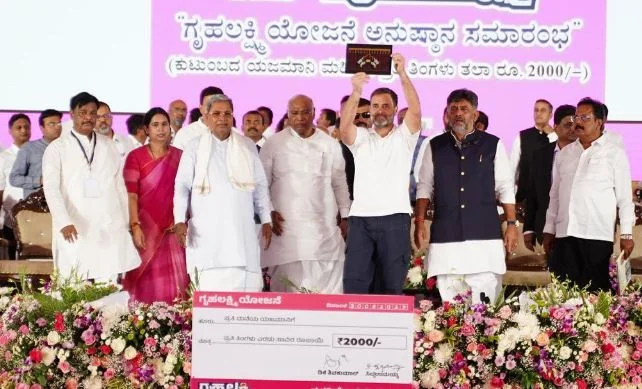 'গৃহ লক্ষ্মী' প্রকল্পে মহিলাদের মাসিক ২,০০০ টাকা সহায়তা,  রাহুলের হাতে নয়া স্কিম চালু কর্নাটকে