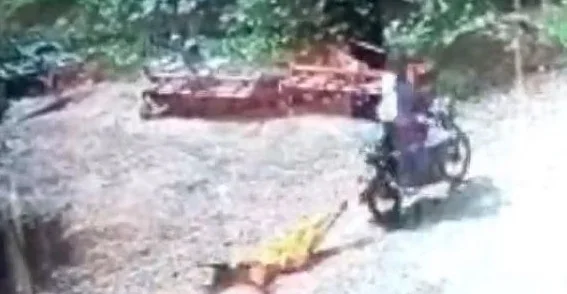 ঘরের বাইরে রাত কাটানোর শাস্তি, মেয়েকে খুন করে বাইকে বেঁধে হেঁচড়ে নিয়ে গেলেন বাবা... ভাইরাল ভিডিয়ো