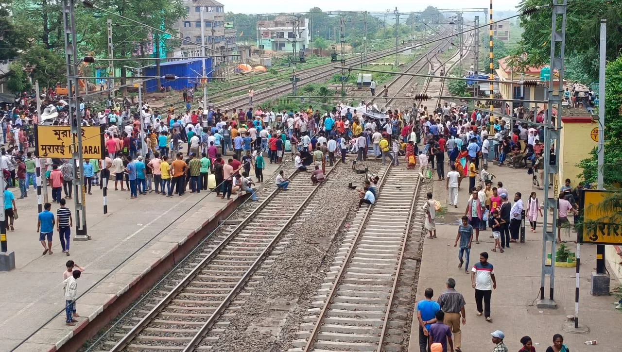 বীরভূম: করোনাকালের বেহাল দশার পরিবর্তন হয়নি,  সঠিক পরিষেবার দাবিতে অবরোধ মুরারইয়ে  