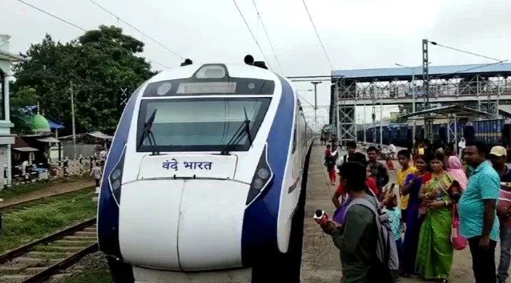 বীরভূম: করোনাকালের বেহাল দশার পরিবর্তন হয়নি,  সঠিক পরিষেবার দাবিতে অবরোধ মুরারইয়ে  