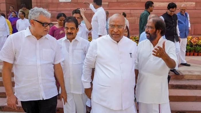 'ইন্ডিয়া' জোটে আপত্তি! ২৬টি রাজনৈতিক দল ও কমিশনকে নোটিশ হাই কোর্টের