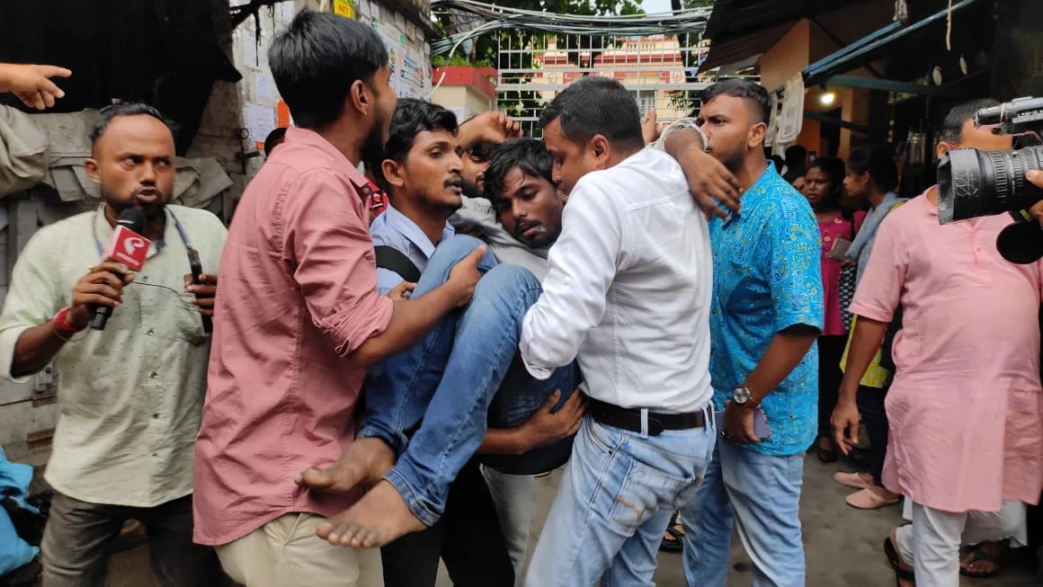 যাদবপুরে তৃণমূল ছাত্র পরিষদ ও বাম ছাত্র সংগঠনগুলির কর্মসূচি ঘিরে উত্তেজনা, ধস্তাধস্তিতে অসুস্থ বহু কর্মী