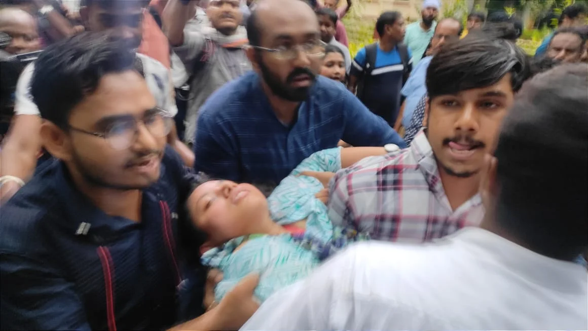 যাদবপুরে তৃণমূল ছাত্র পরিষদ ও বাম ছাত্র সংগঠনগুলির কর্মসূচি ঘিরে উত্তেজনা, ধস্তাধস্তিতে অসুস্থ বহু কর্মী