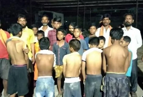 অমানবিক, ৫০ জন শিশু পড়ুয়াকে এক সারিতে দাঁড় করিয়ে নির্বিচারে বেত্রাঘাত