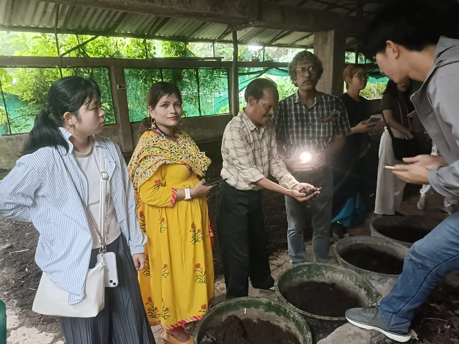 কৃষি কাজের উন্নয়নে নিমপিঠের মডেলে তাদের দেশে কেঁচো সার তৈরি করতে চায় জাপান