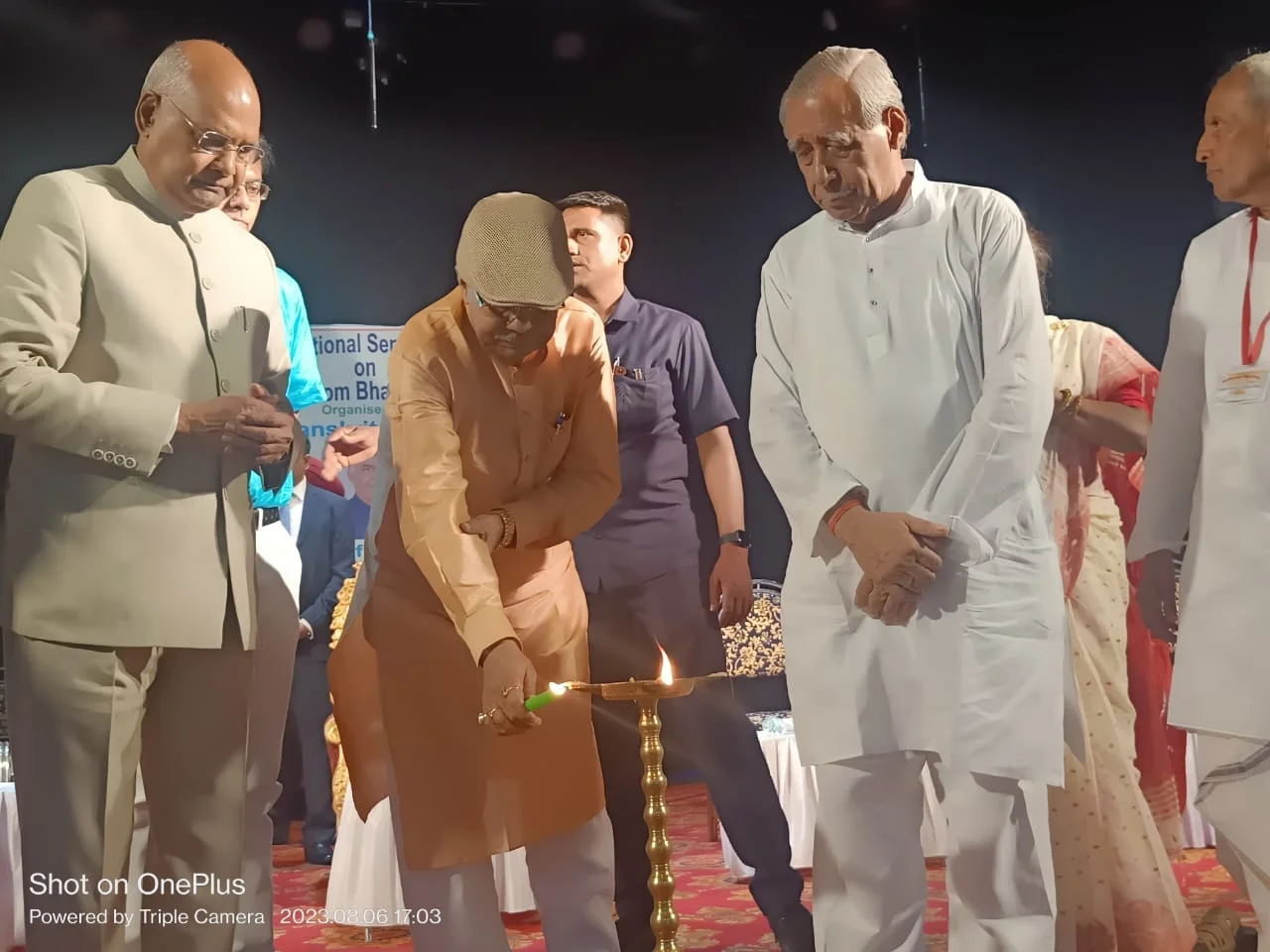 হাওড়ায়  এক কর্মসূচিতে এসে বেলুড় মঠ ঘুরে গেলেন প্রাক্তন রাষ্ট্রপতি রামনাথ কোবিন্দ