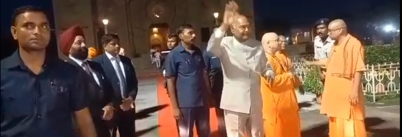 হাওড়ায়  এক কর্মসূচিতে এসে বেলুড় মঠ ঘুরে গেলেন প্রাক্তন রাষ্ট্রপতি রামনাথ কোবিন্দ