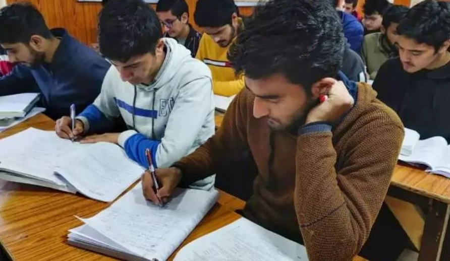 পড়ুয়া আত্মহত্যা রুখতে অর্ধদিবস মজা ও আনন্দের নির্দেশ কোটায়  