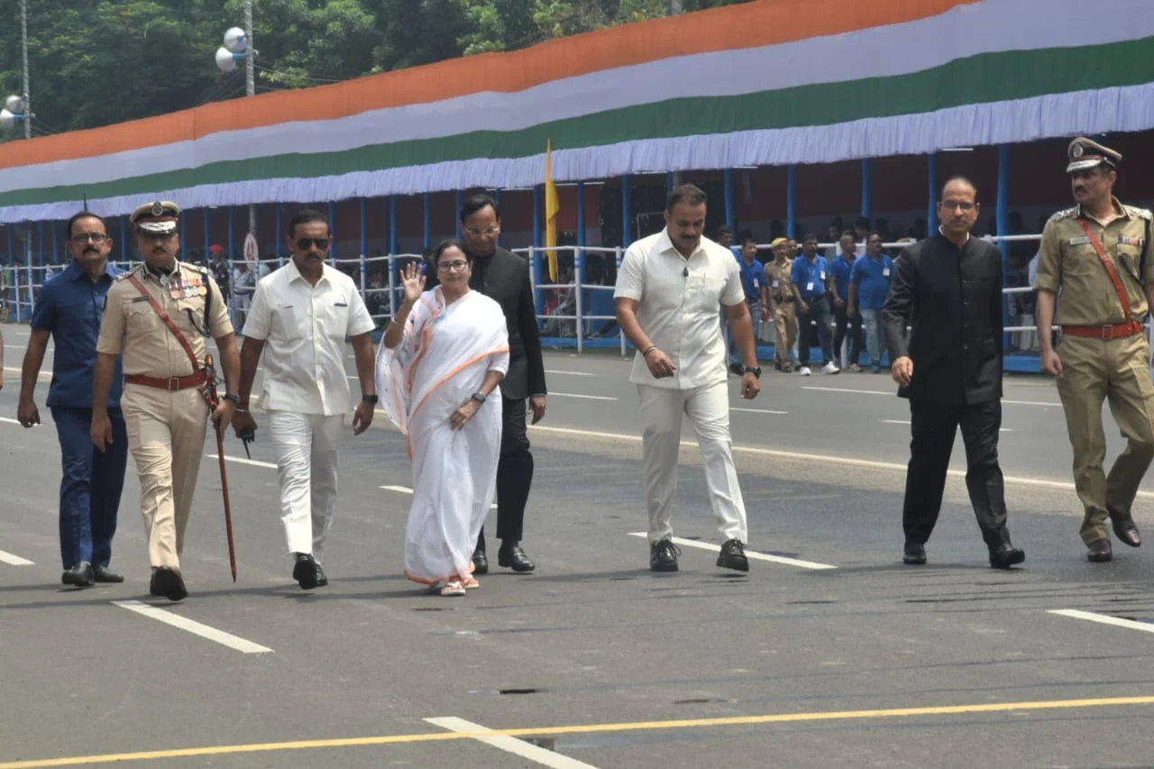 কলকাতার রেড রোডে ৭৭ তম স্বাধীনতা দিবসে পতাকা উত্তোলন করলেন মুখ্যমন্ত্রী মমতা বন্দ্যোপাধ্যায়
