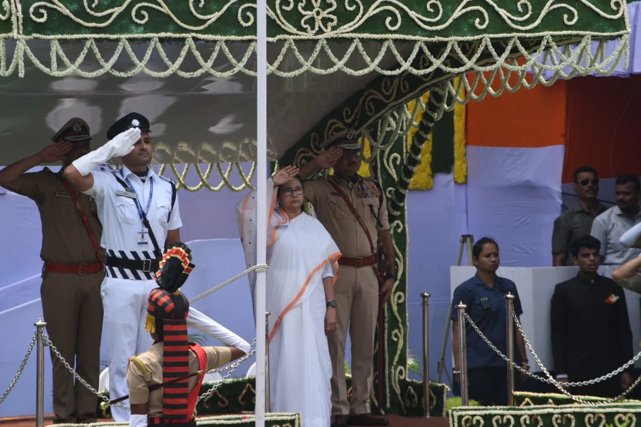 কলকাতার রেড রোডে ৭৭ তম স্বাধীনতা দিবসে পতাকা উত্তোলন করলেন মুখ্যমন্ত্রী মমতা বন্দ্যোপাধ্যায়