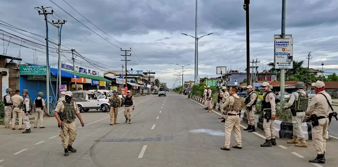 ফের উত্তপ্ত মণিপুর, বাফারজোন অতিক্রম করে সংঘর্ষে হত ৩, অগ্নিসংযোগ একাধিক বাড়িতে