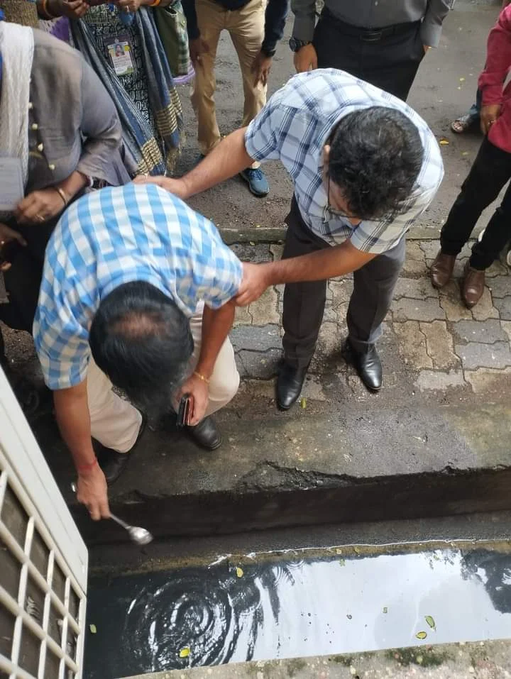 ডেঙ্গুর বাড়বাড়ন্ত রুখতে হাওড়া পুরসভা এলাকায় খোলা ড্রেনে ছাড়া হচ্ছে গাপ্পি মাছ