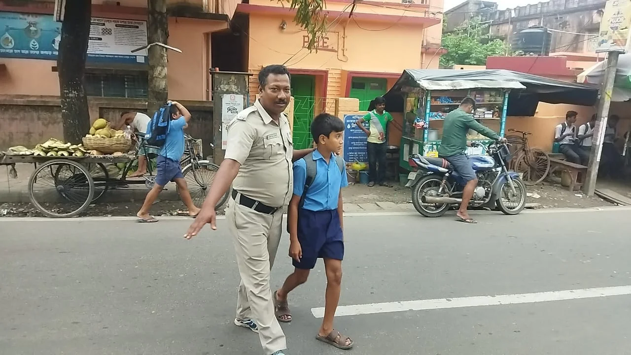 স্কুলগুলির সামনে রাস্তায় পুলিশের নজরদারি আরও বাড়ানোর আর্জি অভিভাবকদের
