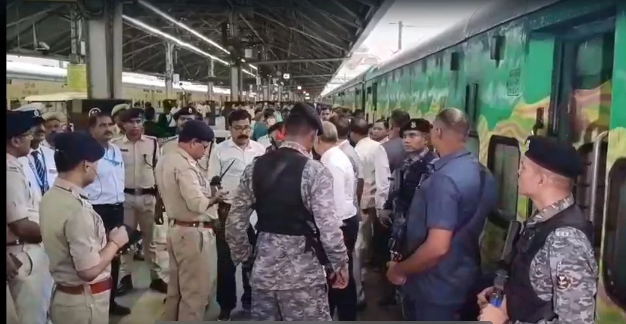 বন্দে ভারত এক্সপ্রেসের যান্ত্রিক ত্রুটি, পরিবর্তে স্পেশাল ট্রেন, হাওড়া স্টেশনে যাত্রীদের ক্ষোভ