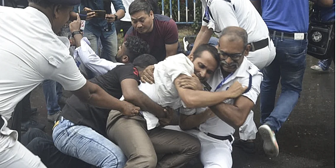 যাদবপুরে এবিভিপি-র মিছিলে ধুন্ধুমার, পুলিশের সঙ্গে ধস্তাধস্তি! আটক বিক্ষোভকারীরা