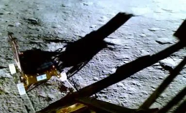 প্রকাশ্যে রোভার প্রজ্ঞানের সেলফি, চাঁদের মাটিতে প্রজ্ঞানের অবতরণ দৃশ্যের ভিডিয়ো শেয়ার ইসরোর