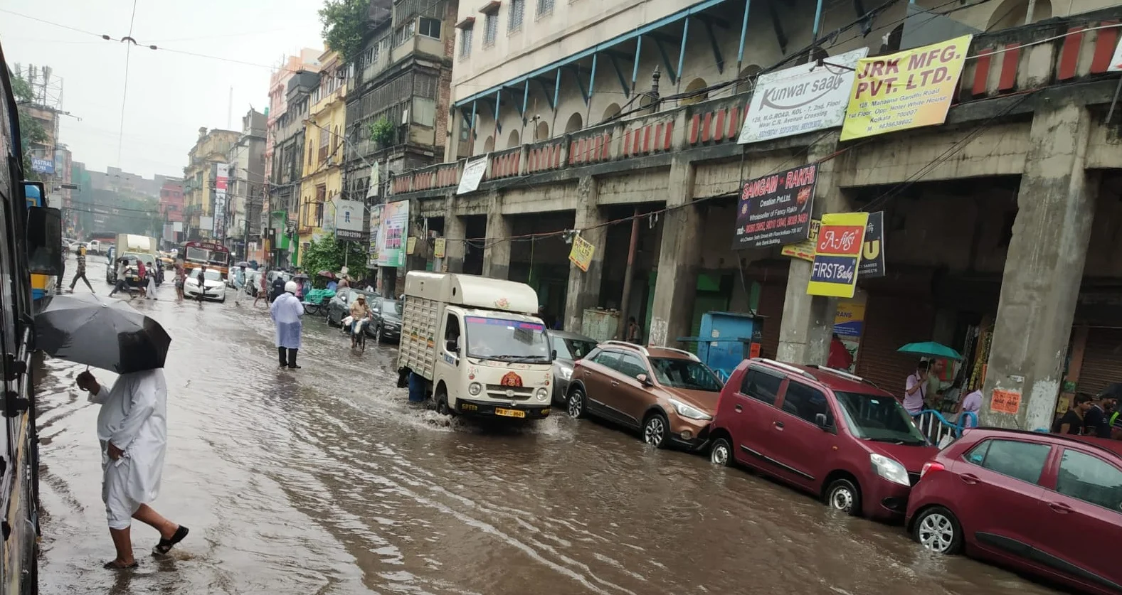আজ সারাদিন ভারী বৃষ্টি চলবে দুই বঙ্গে, উত্তরে জারি কমলা সতর্কতা