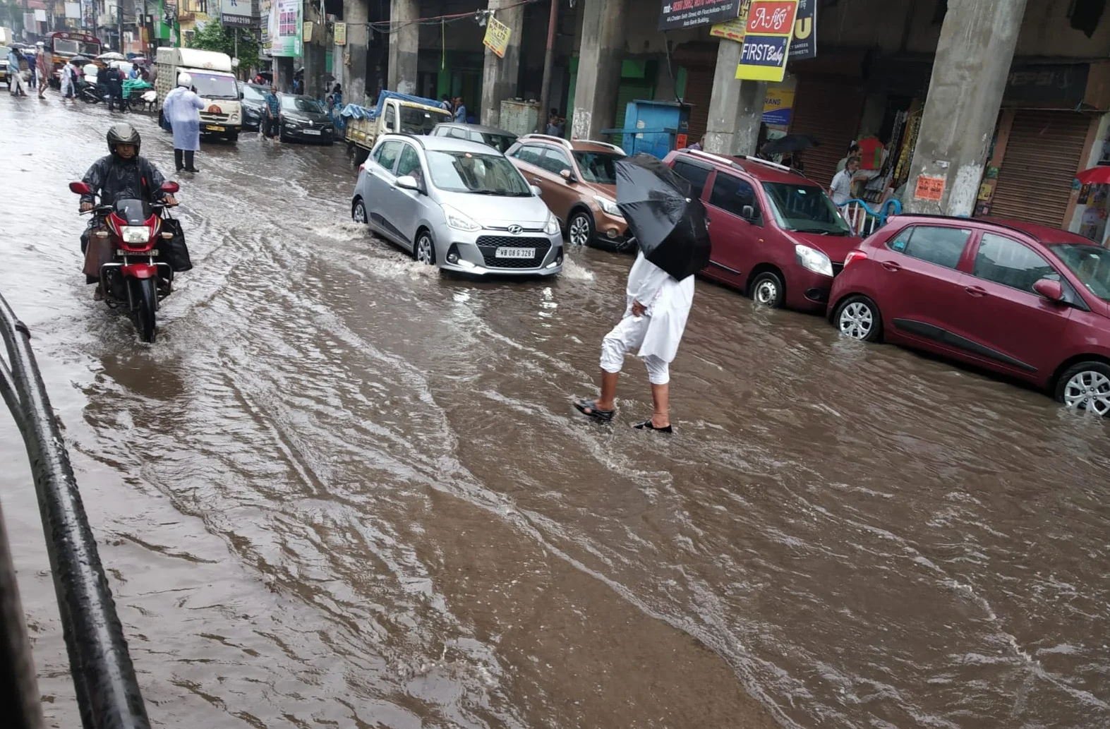 আজ সারাদিন ভারী বৃষ্টি চলবে দুই বঙ্গে, উত্তরে জারি কমলা সতর্কতা