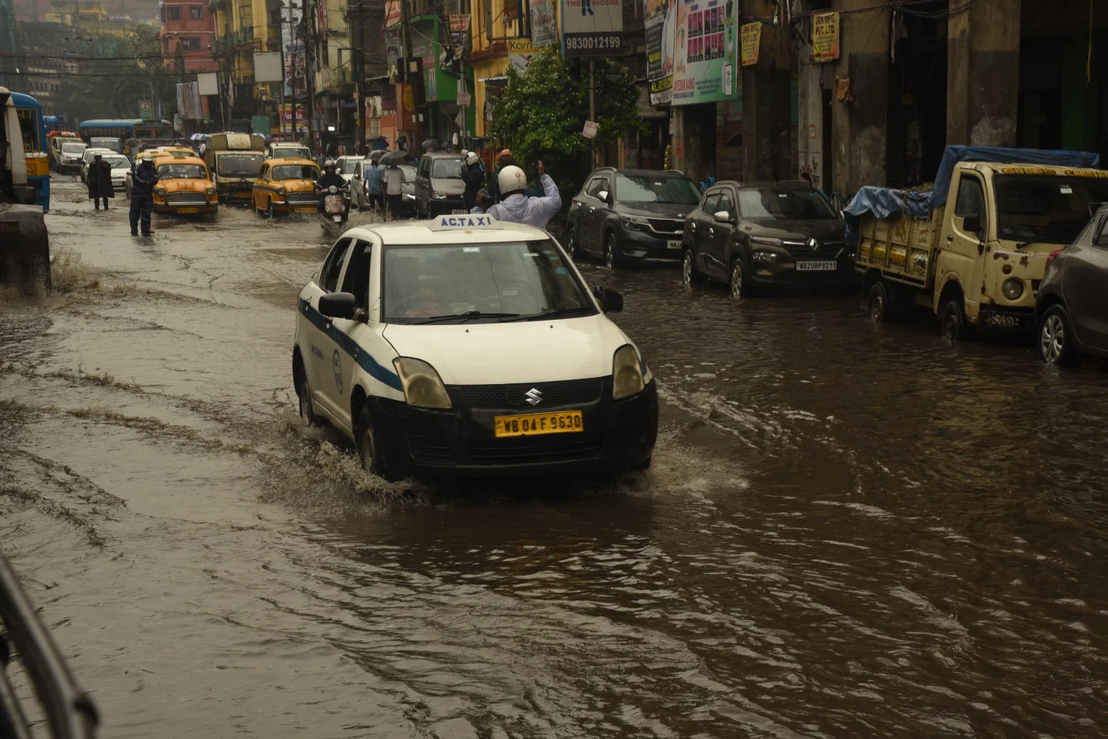 আজ সারাদিন ভারী বৃষ্টি চলবে দুই বঙ্গে, উত্তরে জারি কমলা সতর্কতা