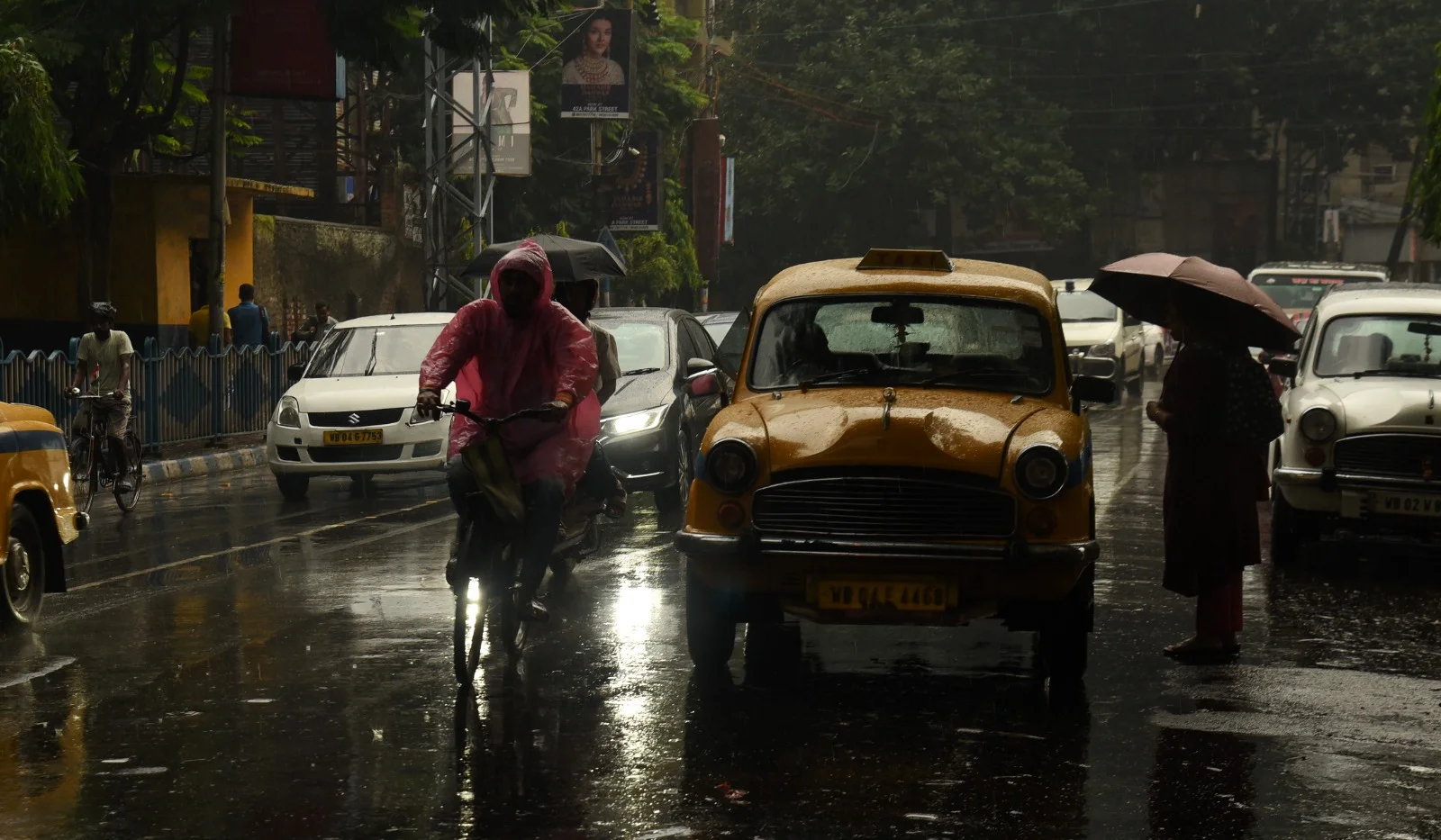 বর্ষামুখর বঙ্গ, বৃষ্টিতে ভিজল তিলোত্তমা