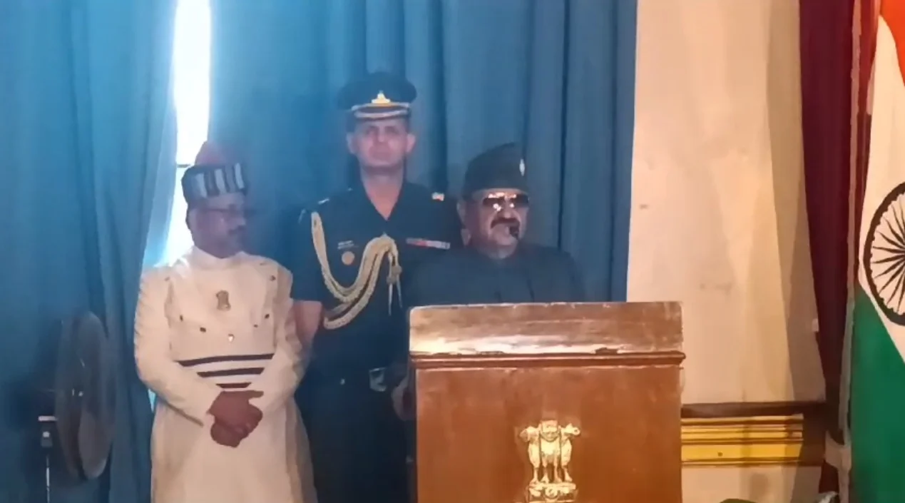 রাজভবনে রাজ্যপাল সি ভি আনন্দ বোস কর্মযোগী পুরস্কার দিলেন প্রাক্তন সিকিমের ডিজি সি এম রবীন্দ্রন-কে