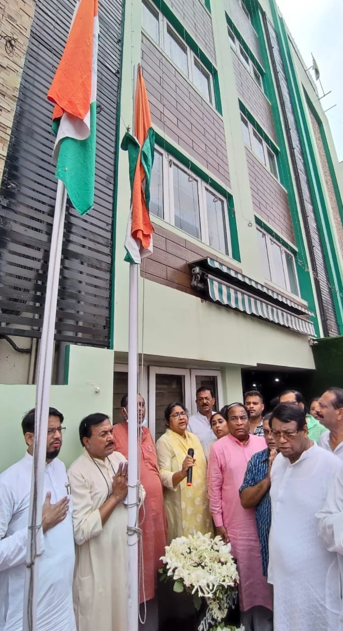 তৃণমূল ভবনে পালিত হল স্বাধীনতা দিবস, শ্রদ্ধা জানালেন সংখ্যালঘু কমিশনের চেয়ারম্যান আহমদ হাসান ইমরান সহ বিশিষ্টরা