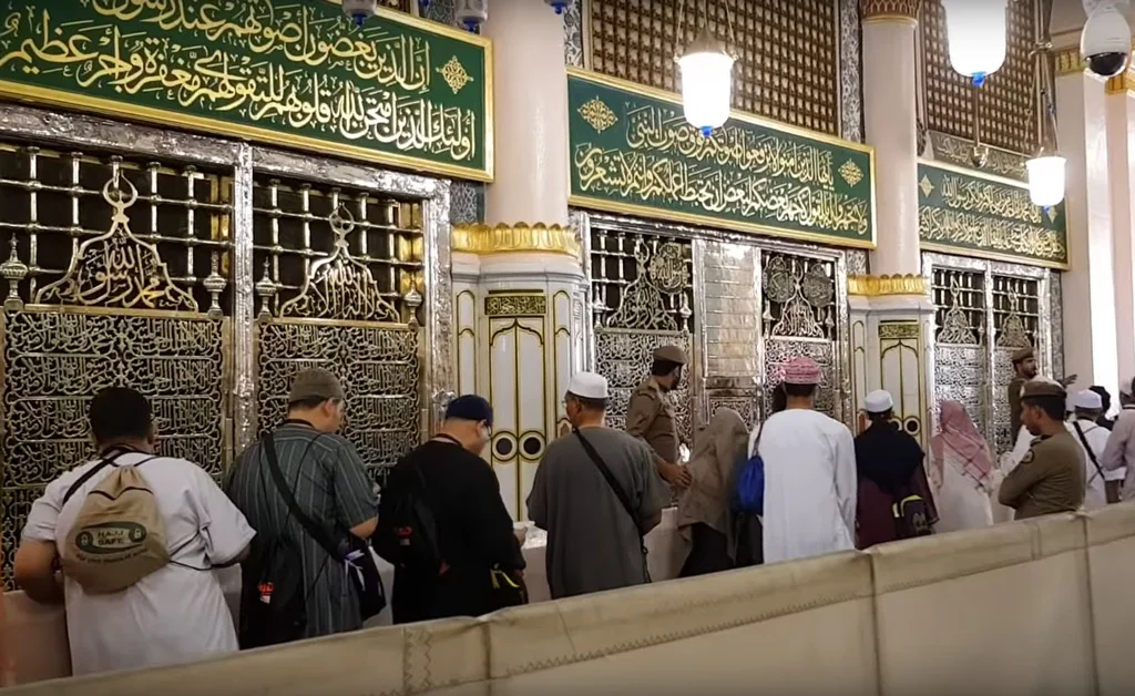 নবী সা.র কবর জিয়ারতে লাগবে আগাম অনুমতি