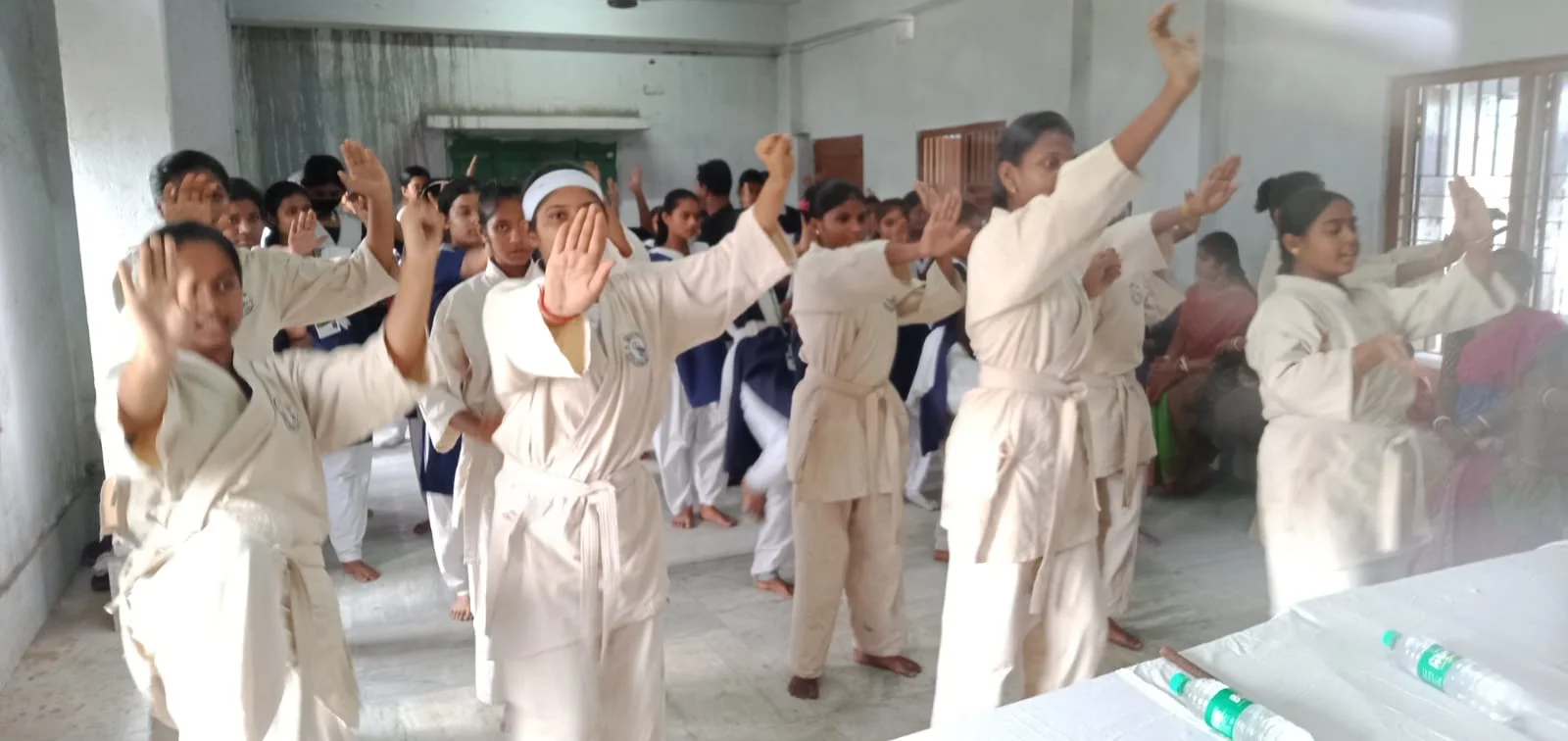 মেয়েদের আত্মরক্ষায় ক্যারাটে প্রশিক্ষণ