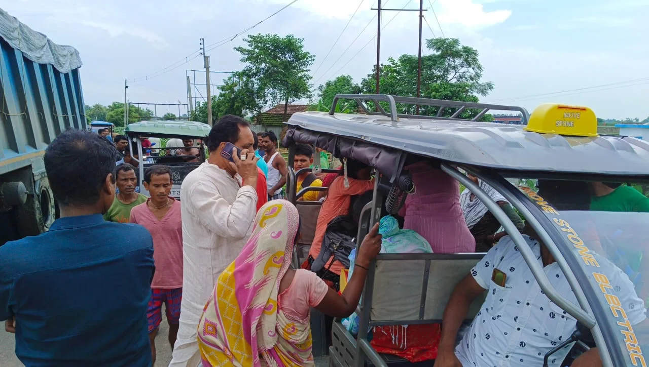 টোটো উল্টে আহত ৪ ছাত্রী, হাসপাতালে নিয়ে গেলেন মানবিক বিধায়ক