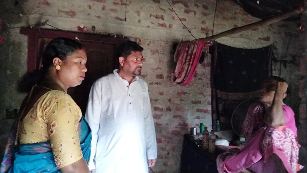 বাড়িতে বাড়িতে গিয়ে মানুষজনকে দুয়ারে সরকারের ক্যাম্পে ডাকলেন জনপ্রতিনিধিরা