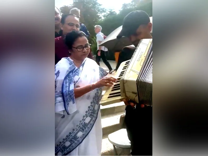 স্পেনের মাদ্রিদে নীলপাড় সাদা শাড়ি-হাওয়াই চটিতে মমতা, অ্যাকোর্ডিয়নে বাজালেন 'আমরা করব জয়'