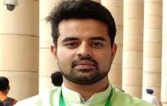 নির্বাচন কমিশনে ভুল তথ্য দেওয়ার অভিযোগ, বাতিল সাংসদ পদ